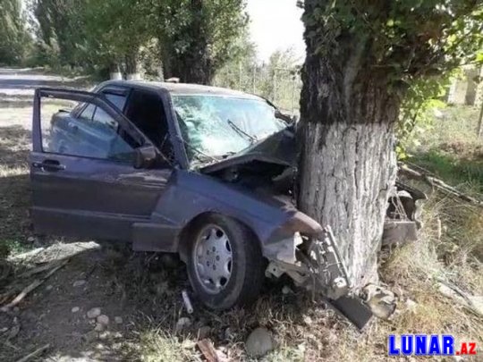"Mercedes" yoldan çıxaraq ağaca çırpıldı: yaralılar var