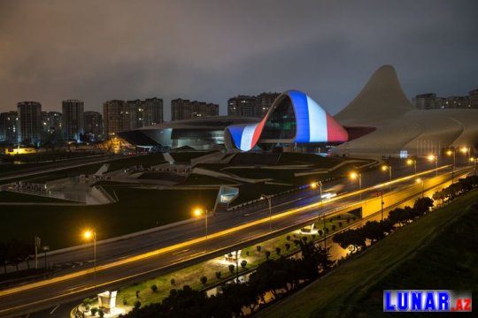 Heydər Əliyev Mərkəzinin binası üzərində Fransa bayrağı əks olunub - FOTO