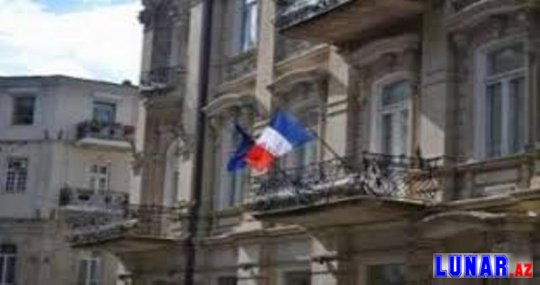 Bakı sakinləri AYAĞA QALXDI: Fransa səfirliyi qarşısında aksiya