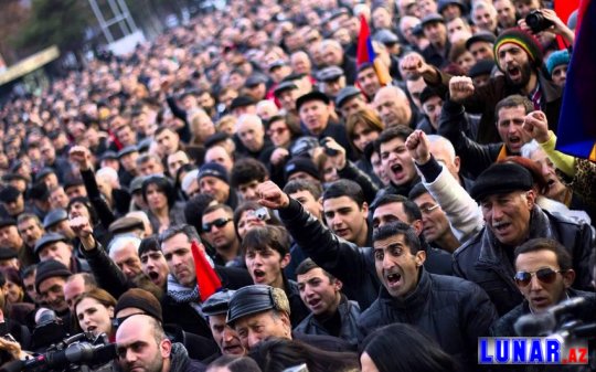 Paşinyanın istefasını tələb edənlər küçələrə axışdı: “Biz göz görə-görə vətənimizi itiririk”