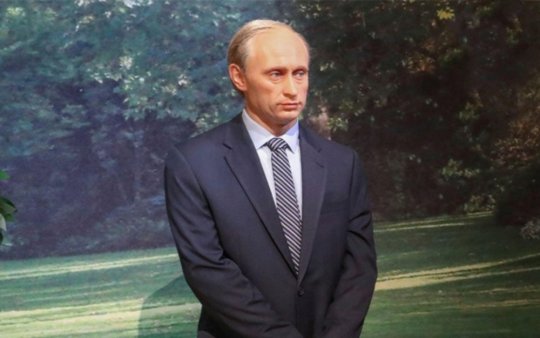 Vladimir Putinin mum heykəli muzeydən götürüldü - Foto